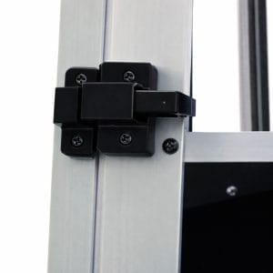 Črna varnostna ključavnica na aluminijasti kletki za psa