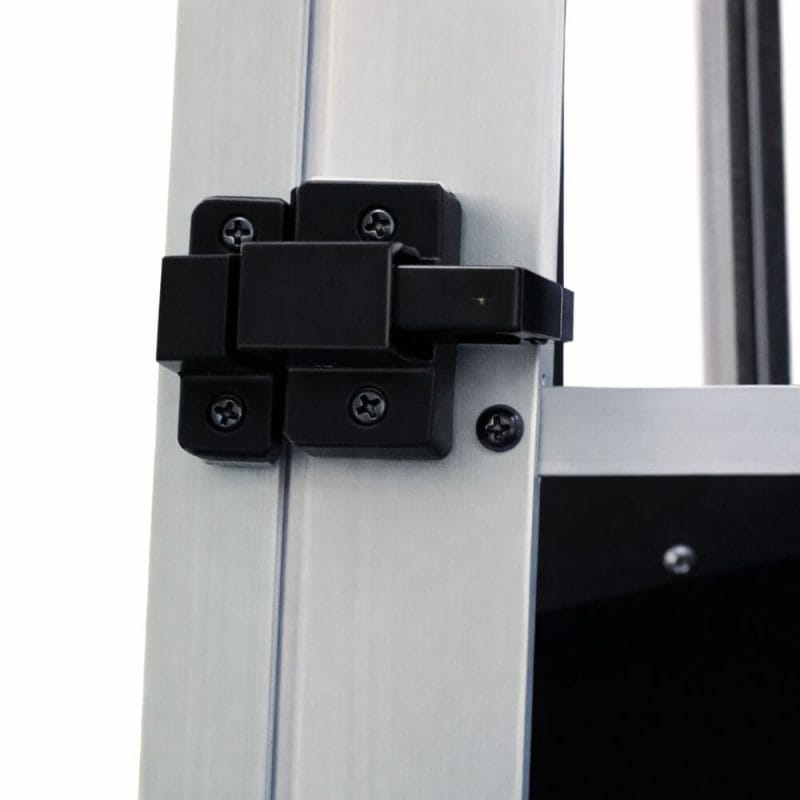 Črna varnostna ključavnica na aluminijasti kletki za psa