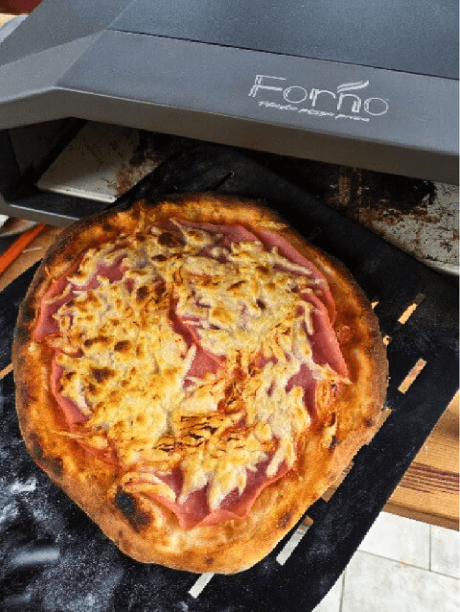 Domača pizza iz pečice Forno na lesenem podstavku – luen.si
