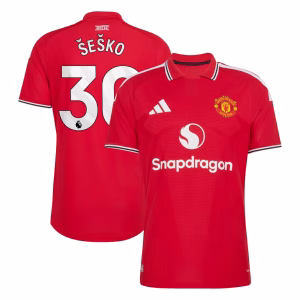 manchester-united-adidas-home-authentic-shirt-2026-27-with-šeško-30-printing_ss5_p-204130627+pv-1+u-l8koawy92zhj7jvu865x+v-dfn8atsk0mwzhejtpywl Nogometni dres Manchester United Šeško 30 rdeč domači komplet